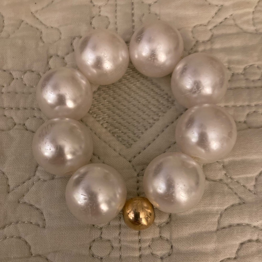 Gorgeous Girls Large Faux Pearl w Gold Color Bead on Elastic Band Bracelet